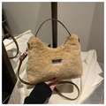 Dettaglio della borsa in peluche kaki con placca in metallo sport e tracolla in pelle - Cachi (Senza Ciondolo)