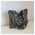 Gros plan d'un sac cabas en toile léopard montrant la texture tissée et la bandoulière - Noir