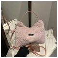 Dettaglio borsa a mezzaluna in finta pelliccia rosa con tracolla in pelle regolabile - Rosa (Senza Ciondolo)