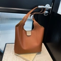 Bolso tote marrón de cuero con correas de hombro y detalle de hebilla beige decorativa chic - Marrón