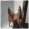 Détail du sac hobo avec gaufrage maison, breloque ours en peluche et foulard rayé - Marron (Avec Pendentif)