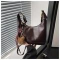 Détail du sac croissant marron foncé avec logo embossé et pendentif ours mignon - Café (Avec Pendentif)