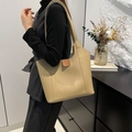 Bolso tote beige minimalista con detalles en cuero marrón y correas largas de hombro - Caqui