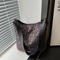 Tragetasche mit Leopardenmuster, schwarzen Lederriemen und silbernen Nieten für Damen - Schwarz