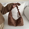 Borsa hobo vintage leopardata con tracolla arricciata e fiocco su un divano bianco - Stile con Decorazione a Fiocco con Cinturino Pieghettato / Marrone