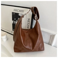 Große Vintage Braune Hobo-Tasche aus Kunstleder mit breitem Gurt im minimalistischen Stil - Braun