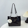 Bolso tote negro minimalista de cuero PU con cadena plateada y colgante de peluche - Con Colgante / Negro