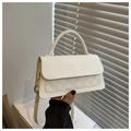 Dettaglio borsa bianca in pelle PU con motivo a scacchi e scritte moda argentate - Bianco