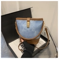 Schicke blaue Jeans-Beuteltasche mit braunem Lederbesatz und goldenem Drehverschluss - Ohne Anhänger / Blau