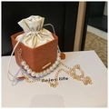 Orangefarbene Umhängetasche mit Spitzenprägung, Perlengriff und goldener Kette - Braun