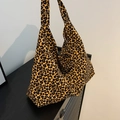 Modieuze shopper met luipaardprint, zachte structuur en een brede schouderband - Bruin