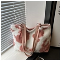 Primer plano del bolso tote de felpa con estampado de vaca, asa rosa y anillo de metal - Rosa