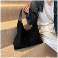 Dettaglio della borsa hobo in pelle scamosciata nera con tracolla in pelle sul modello - Nero