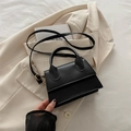 Piccola borsa quadrata in pelle nera minimalista con dettagli dorati e manico superiore - Nero