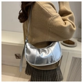 Detalles del bolso hobo plateado con correa ajustable y textura de cuero pespunteado - Plateado
