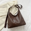 Bolso hobo vintage marrón oscuro en ecopiel con correa ajustable y anillas plateadas - Marrón