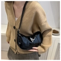 Detalle de bolso media luna negro brillante con costuras verticales en piel sintética lisa - Negro