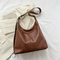 Bolso Hobo de cuero marrón vintage con una correa de hombro ancha minimalista - Marrón