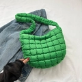 Bolso nube acolchado verde vibrante con correa acolchada y elegante diseño de rejilla - Verde