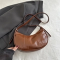 Bolso de hombro de media luna en cuero marrón rojizo pulido con correa ajustable y costuras - Marrón