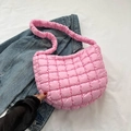 Bolso bandolera acolchado rosa vibrante de nailon con una correa ancha acolchada para el hombro - Rosa