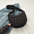 Bolso bandolera acolchado negro con costuras de cuadros y correa ancha acolchada - Negro
