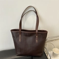 Grande borsa shopper marrone scuro in ecopelle testurizzata con rivetti dorati - Marrone