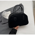 Detailansicht der schwarzen Wildledertasche mit Silberbeschlägen und weichen Griffen - Schwarz
