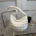 Bolso nube acolchado blanco minimalista con textura suave y correa bandolera - Blanco
