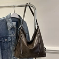 Grande borsa tote marrone caffè minimalista con cerniere metalliche e trama in pelle - Marrone