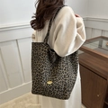 Borsa tote leopardata di grande capacità con targhetta in metallo fatta a mano e tessuto - Marrone