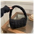 Bolso acolchado negro elegante con bordado de cuadros y detalle de cremallera dorada - Negro