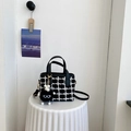 Borsa a mano alla moda in tweed a quadretti bianchi e neri con ciondolo in peluche - Nero Con Pendente