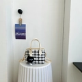 Borsa a mano in tweed a quadri bianco e nero con manico in pelle avorio e ciondolo - Bianco Con Pendente