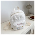 Detail van witte pluche rugzak met roze FASHION-borduurwerk en zachte pluizige textuur - Wit
