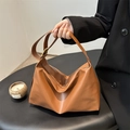 Borsa hobo marrone caldo minimalista con tracolla larga e fibbia dorata raffinata - Marrone