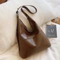 Bolso hobo grande marrón oscuro en cuero sintético brillante con correa ajustable largo - Marrón