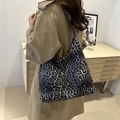 Große Shopper Tasche mit Leopardenmuster für Damen, ideal für Uni und Alltag - Schwarz