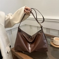 Grande borsa hobo in morbida pelle marrone scuro con tracolla regolabile - Marrone