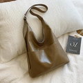 Bolso hobo vintage de cuero sintético marrón con pespuntes blancos y bolsillos frontales - Arena