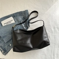 Grande borsa hobo in pelle nera opaca con tracolla larga e fibbia quadrata dorata - Nero
