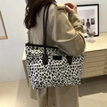 Grote zwart-wit luipaardprint tote bag met zwarte leren riemen over de schouder - Wit