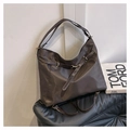 Bolso tote de nailon marrón café con diseño plisado y detalles de aros metálicos - café
