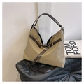 Bolso tote grande de nailon caqui con correas de cuero marrón oscuro y herrajes oro - Verde