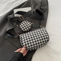 Bolso bandolera con estampado de pata de gallo y un pequeño estuche redondo en correa - Negro