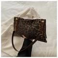 Dettaglio borsa leopardata con catena in acrilico ambrato e tracolla sottile in pelle - caffè
