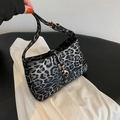 Sac sous le bras tendance avec imprimé léopard noir et gris et boucle dorée - Noir