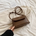 Petit sac bandoulière minimaliste en cuir marron foncé avec un nœud argenté - Marron