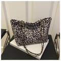Detalle del bolso tote de leopardo con cadena metálica dorada y correa de cuero tejido - Caqui