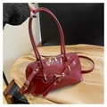 Borsa a mano Boston in pelle verniciata rossa con fibbie oro e tracolla rimovibile - Rosso